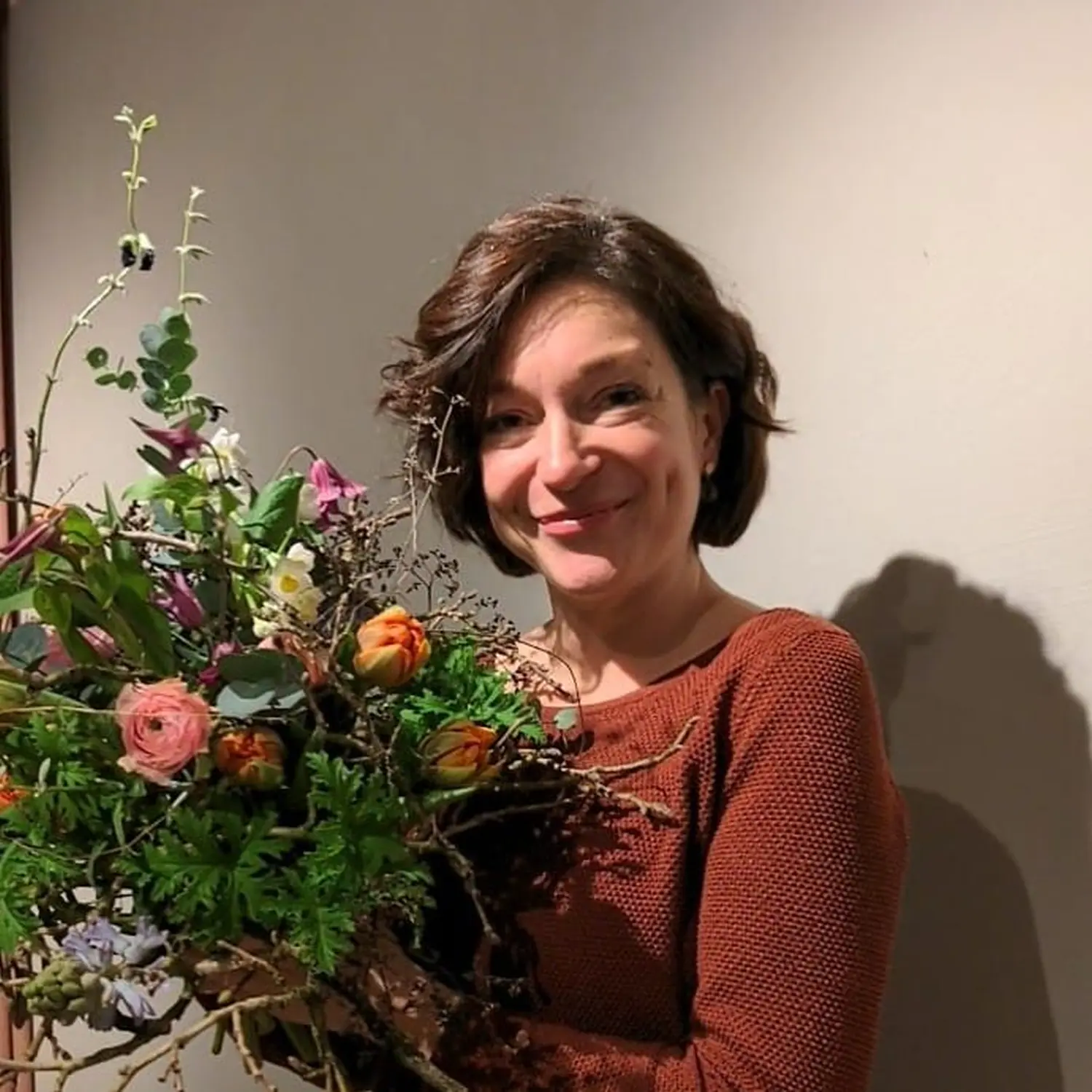 HOF DÖRKES - Dame mit Blumen