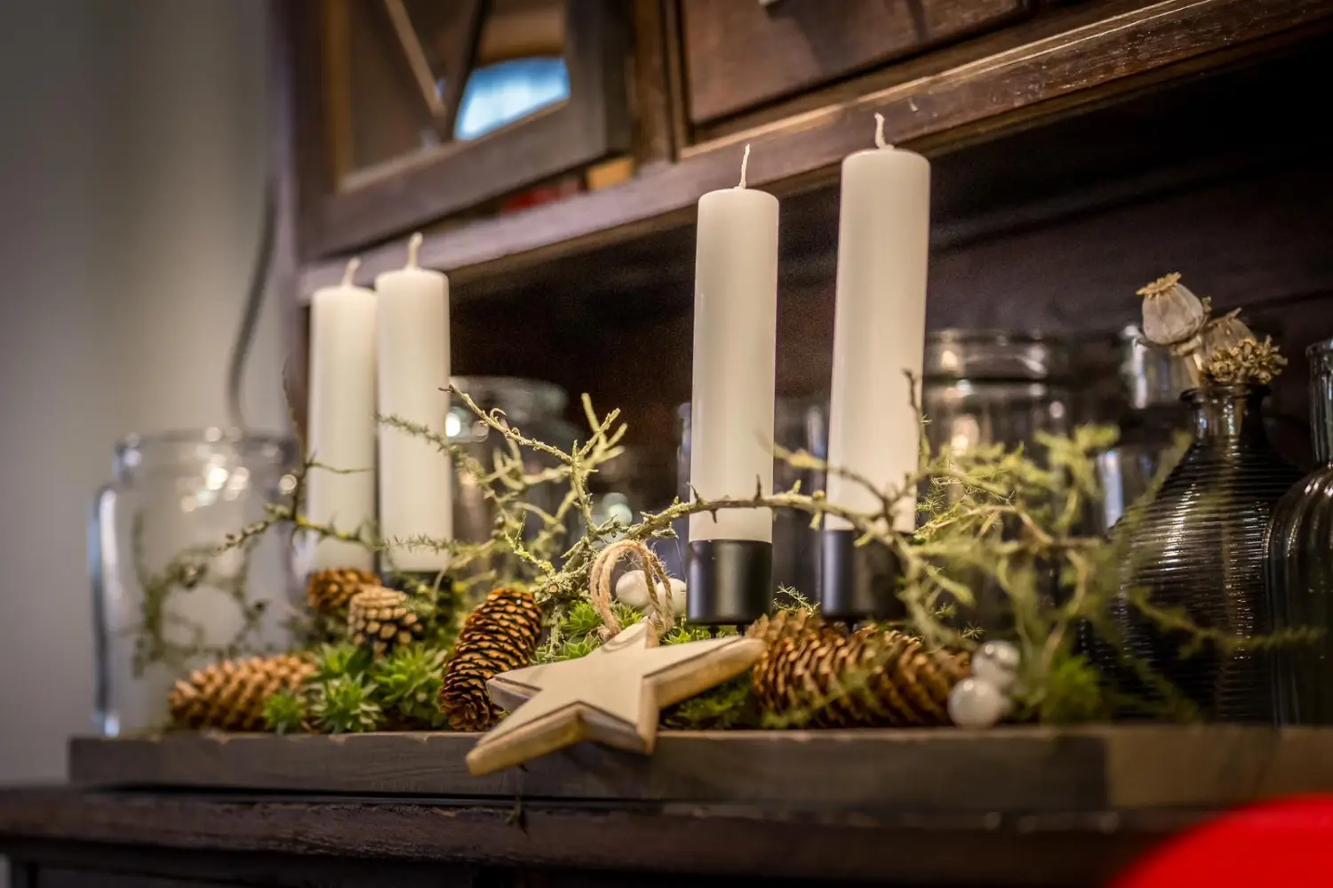HOF DÖRKES - LÄNGLICHES ADVENTSGESTECK AUF HÖLZERNER UNTERLAGE