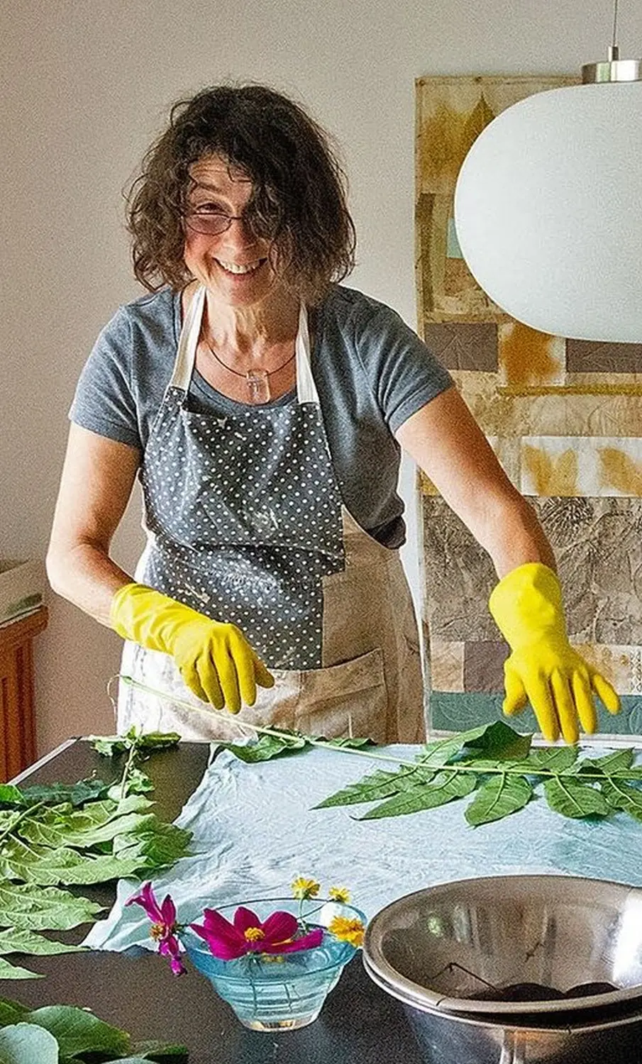 HOF DÖRKES - eine Frau arrangiert Blätter 