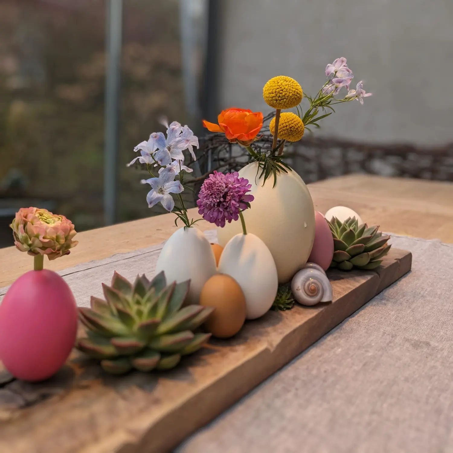 HOF DÖRKES - FRÜHLINGSZAUBER: OSTERBRETT, Blumen in der Eierschale