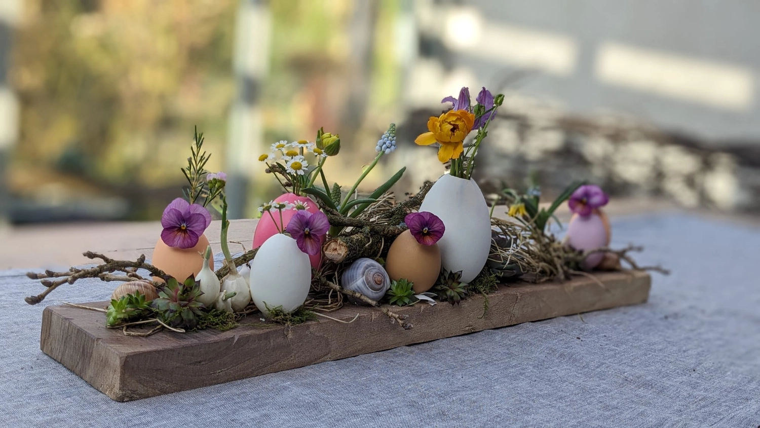 HOF DÖRKES - FRÜHLINGSZAUBER: OSTERBRETT, Blumen in der Eierschale